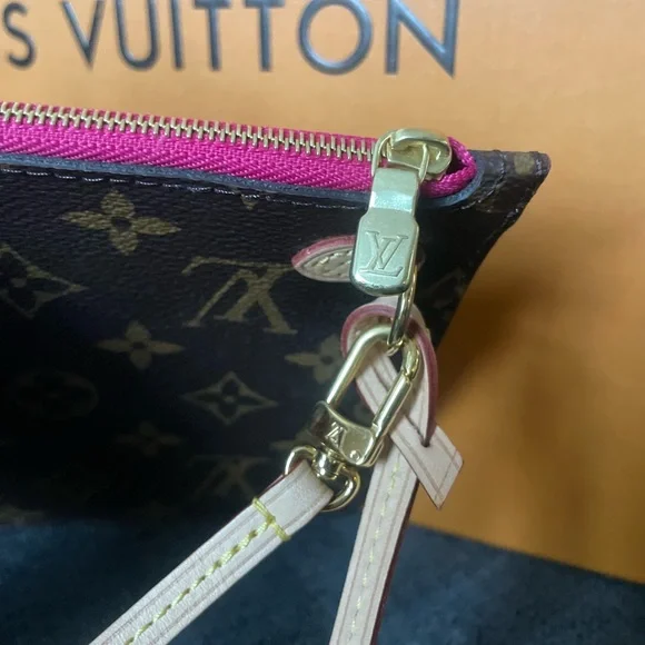 Louis Vuitton Gray Monogram Wristlet pouch - Picture 6 of 17